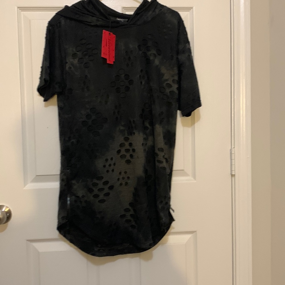VICTORIOUS Los Angeles black hooded short sleeve top. Size Medium